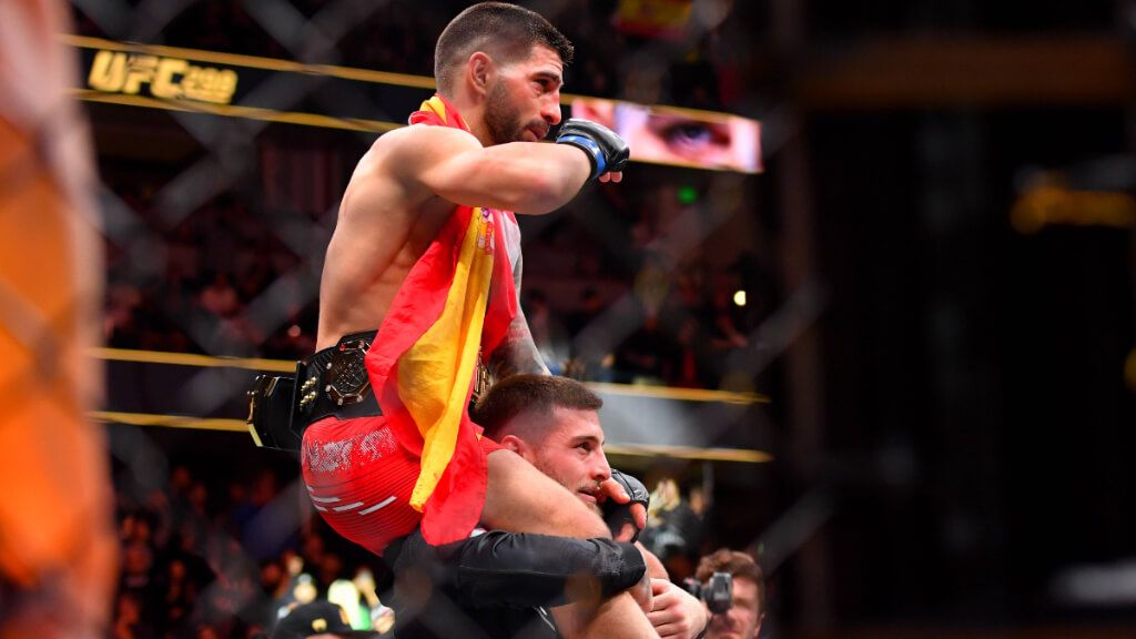 Ilia Topuria con el cinturón de campeón (Cordon Press)