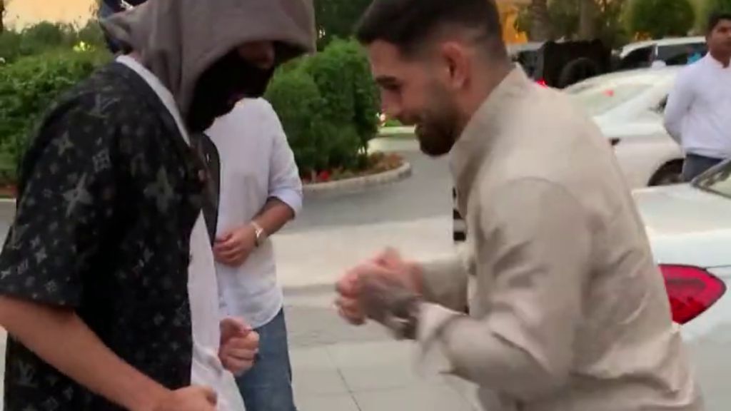 Ilia Topuria deja en el suelo a Plex y Ceciarmy con un puñetazo en el estómago.