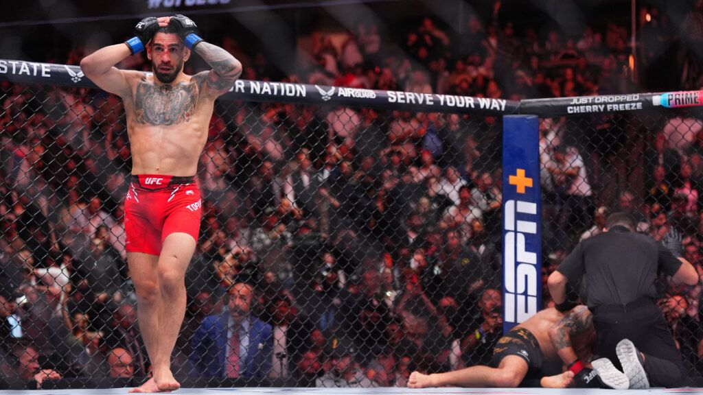  Ilia Topuria en el momento en el que se da cuenta que es campeón (@DAZN_ES)