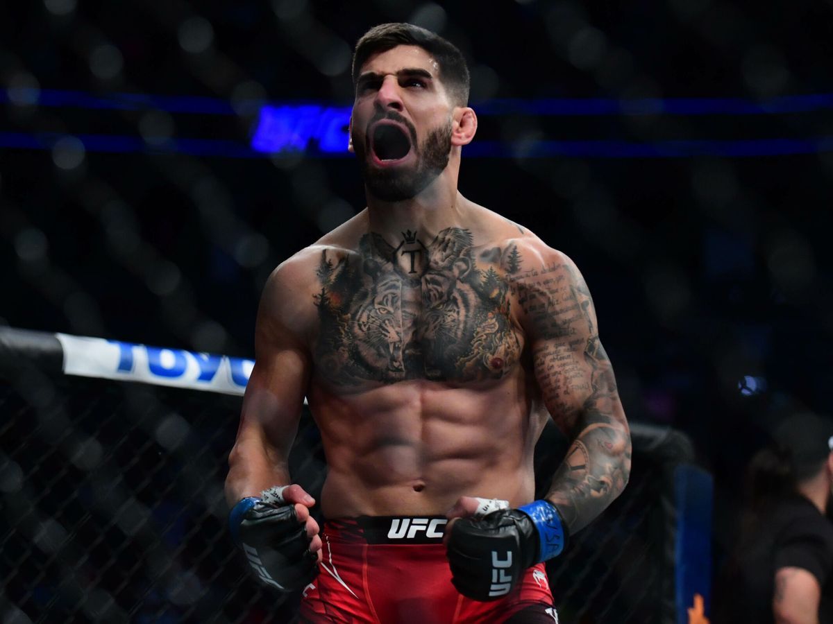  Ilia Topuria celebra tras un combate.