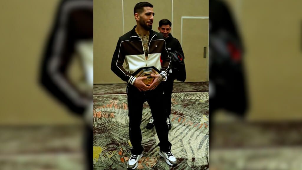  Ilia Topuria con el cinturón por el que peleará el sábado.