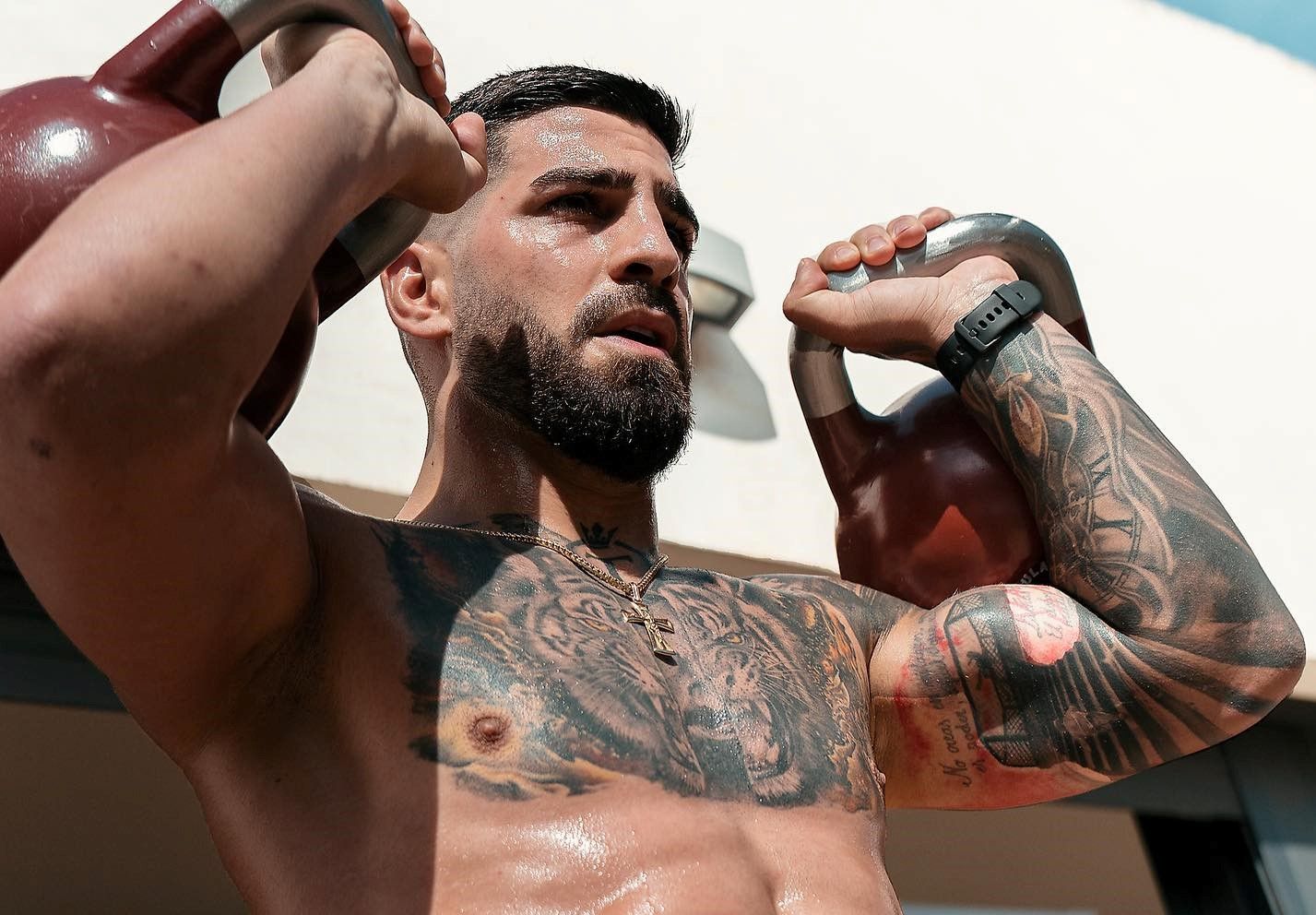  Ilia Topuria se pone en forma.