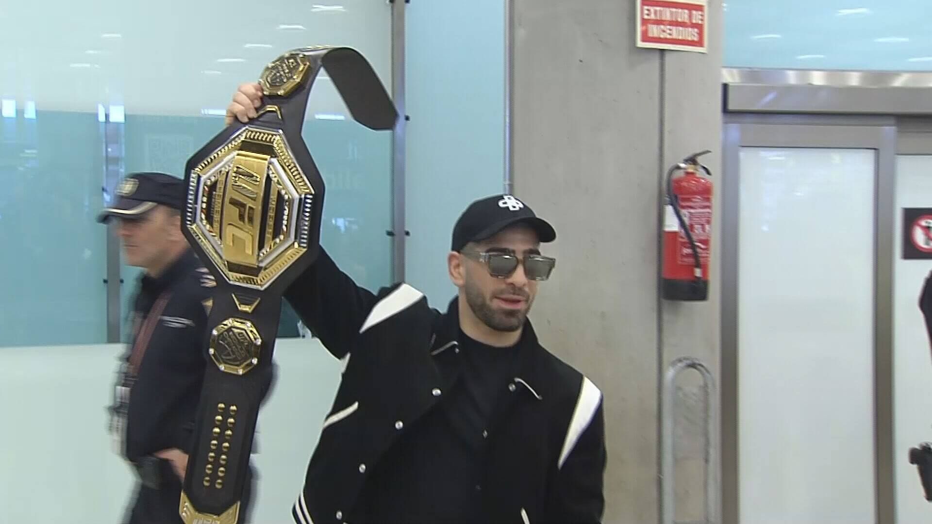  Ilia Topuria vuelve a España con el cinturón de campeón de la UFC.