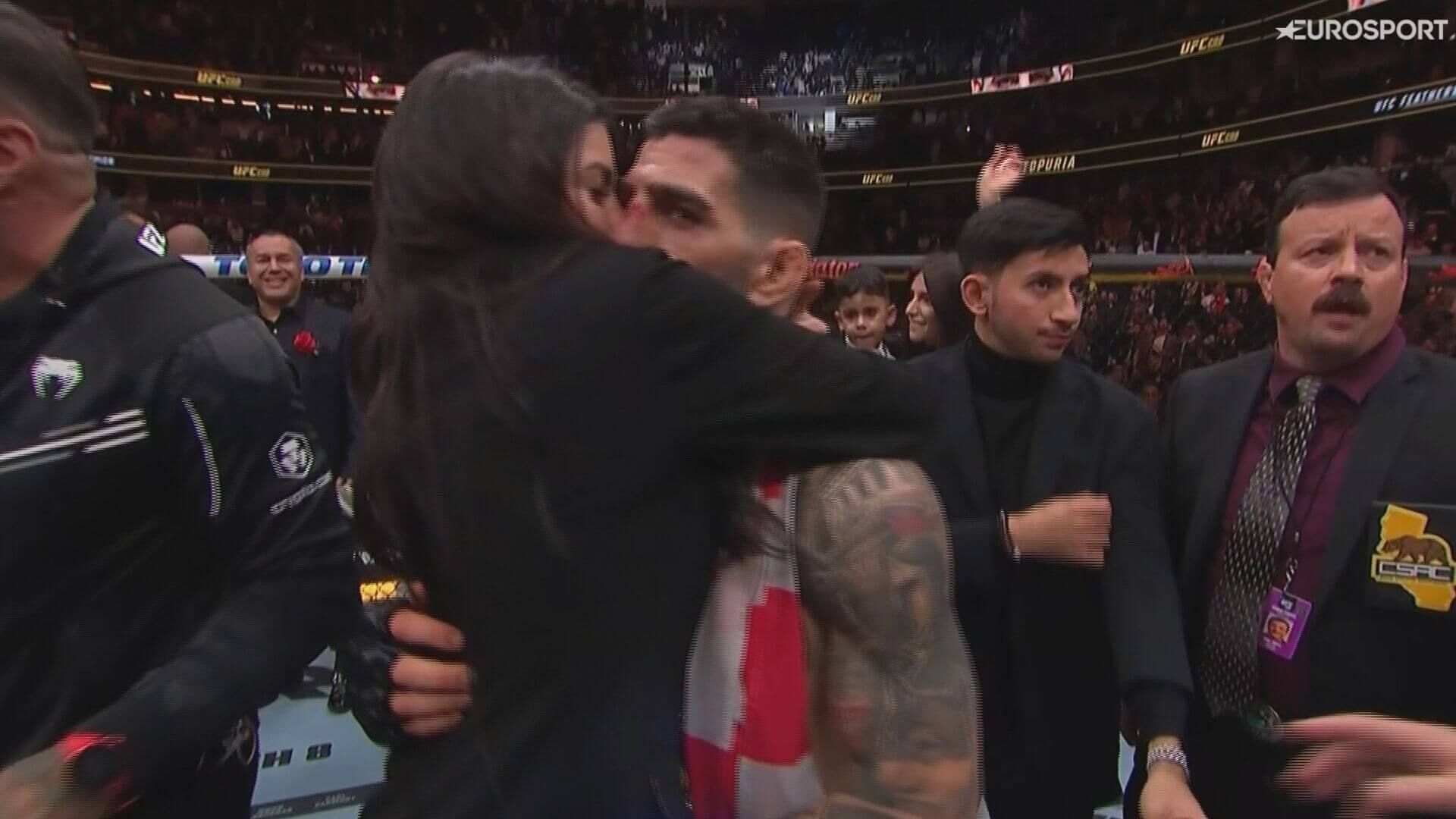 Ilia Topuria y su abrazo con Giorgina Uzcategui, su novia (Eurosport)