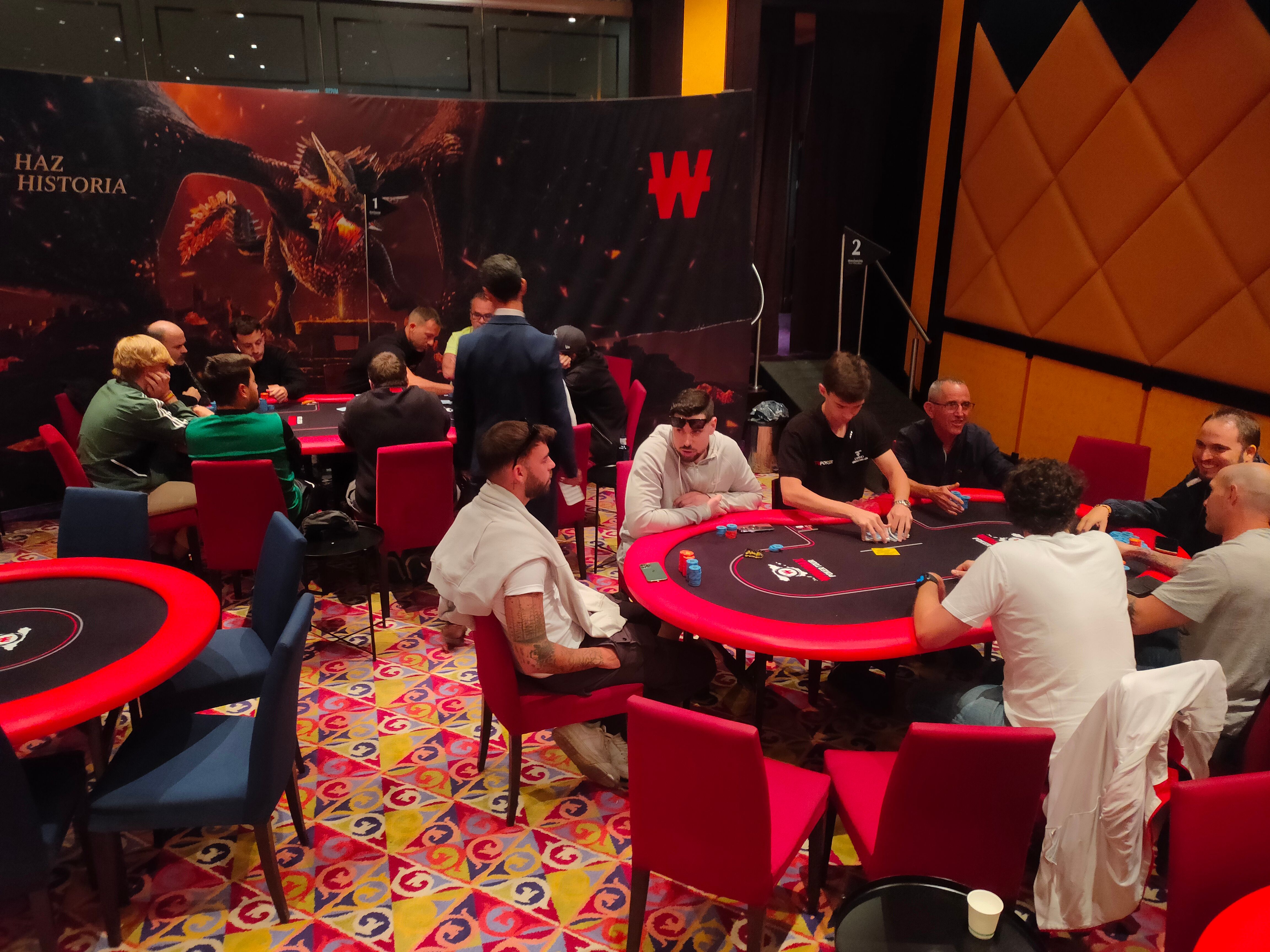 Jugadores de póker participando en el torneo de Winamax.