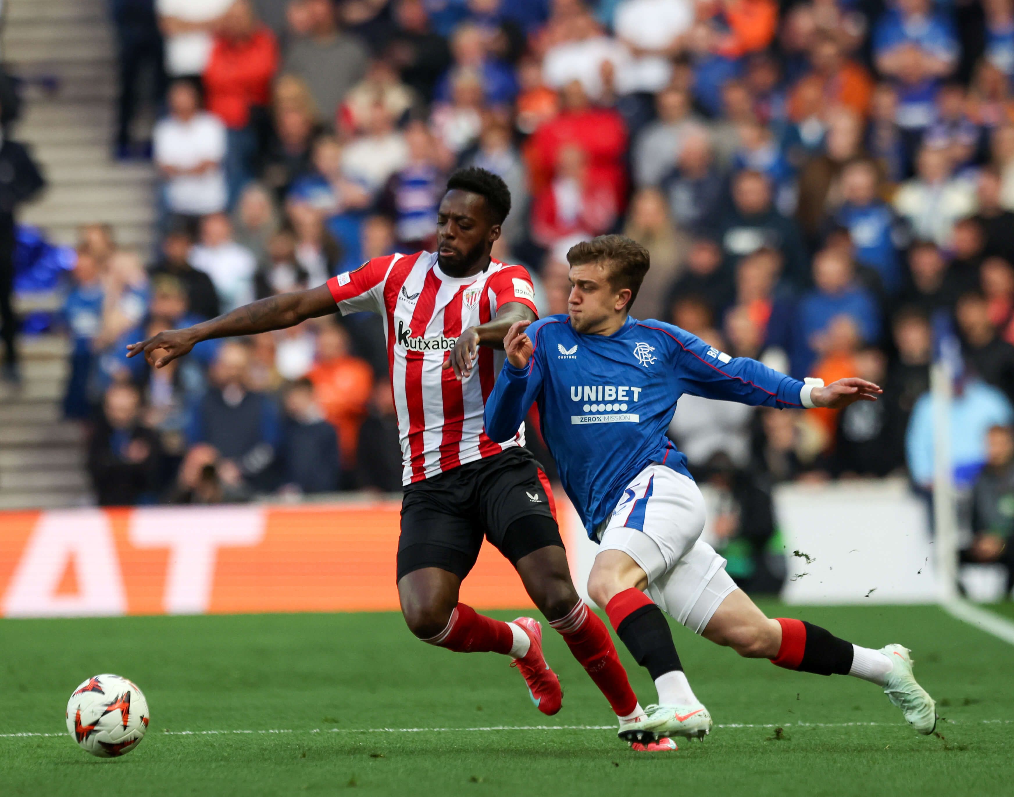  Iñaki Williams pelea ante el Rangers FC en Ibrox.