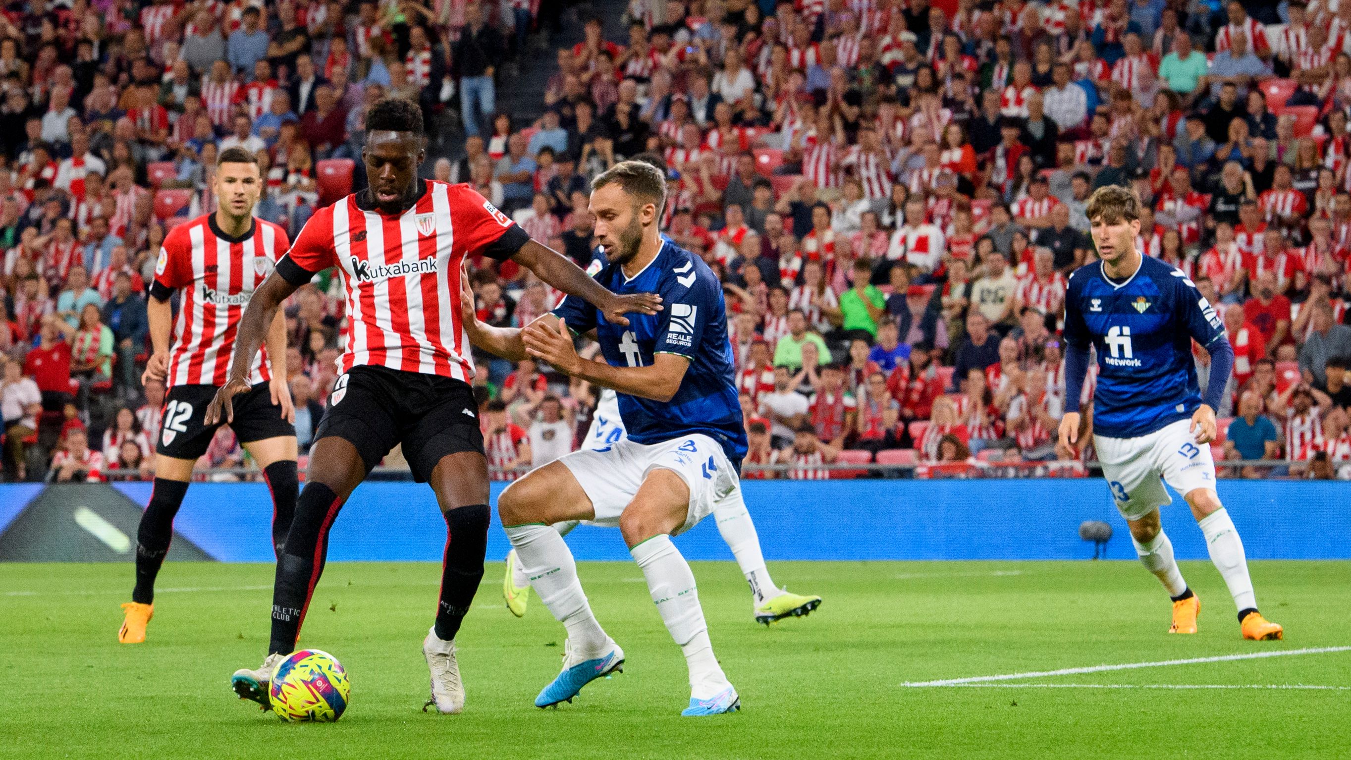  Iñaki Williams la pelea ante el Betis en San Mamés.