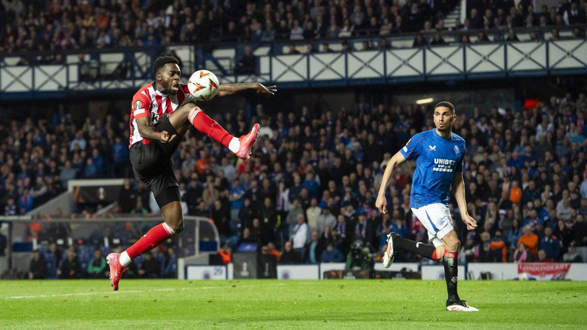  Control de Iñaki Williams en el empate ante el Rangers FC en Ibrox.