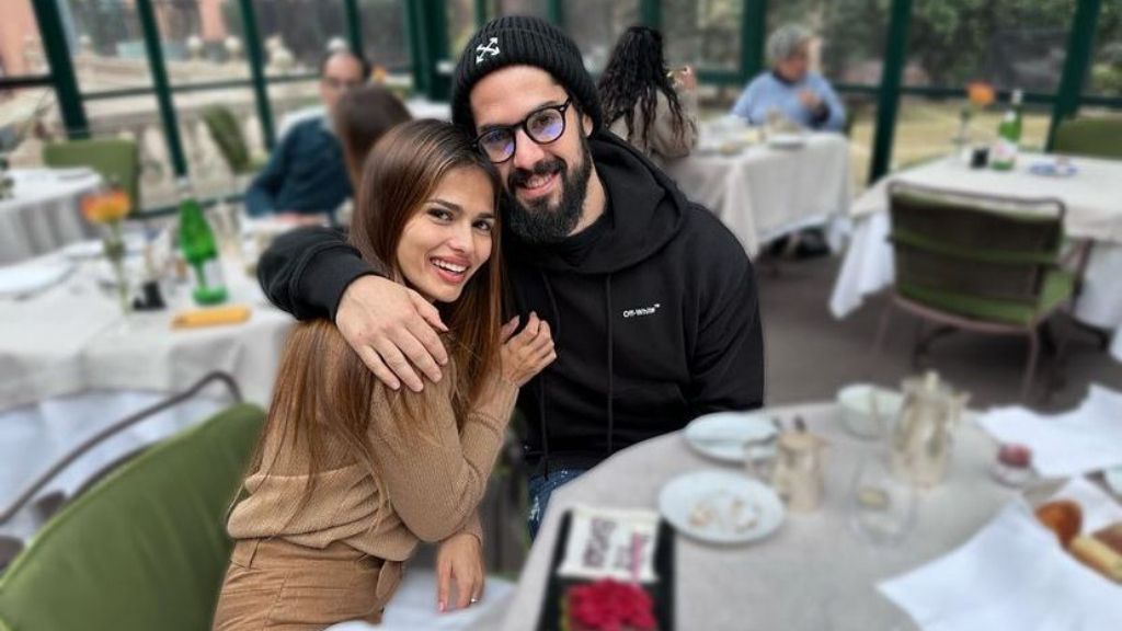  Isco Alarcón junto a su pareja, la actriz Sara Sálamo (@sarasalamo)