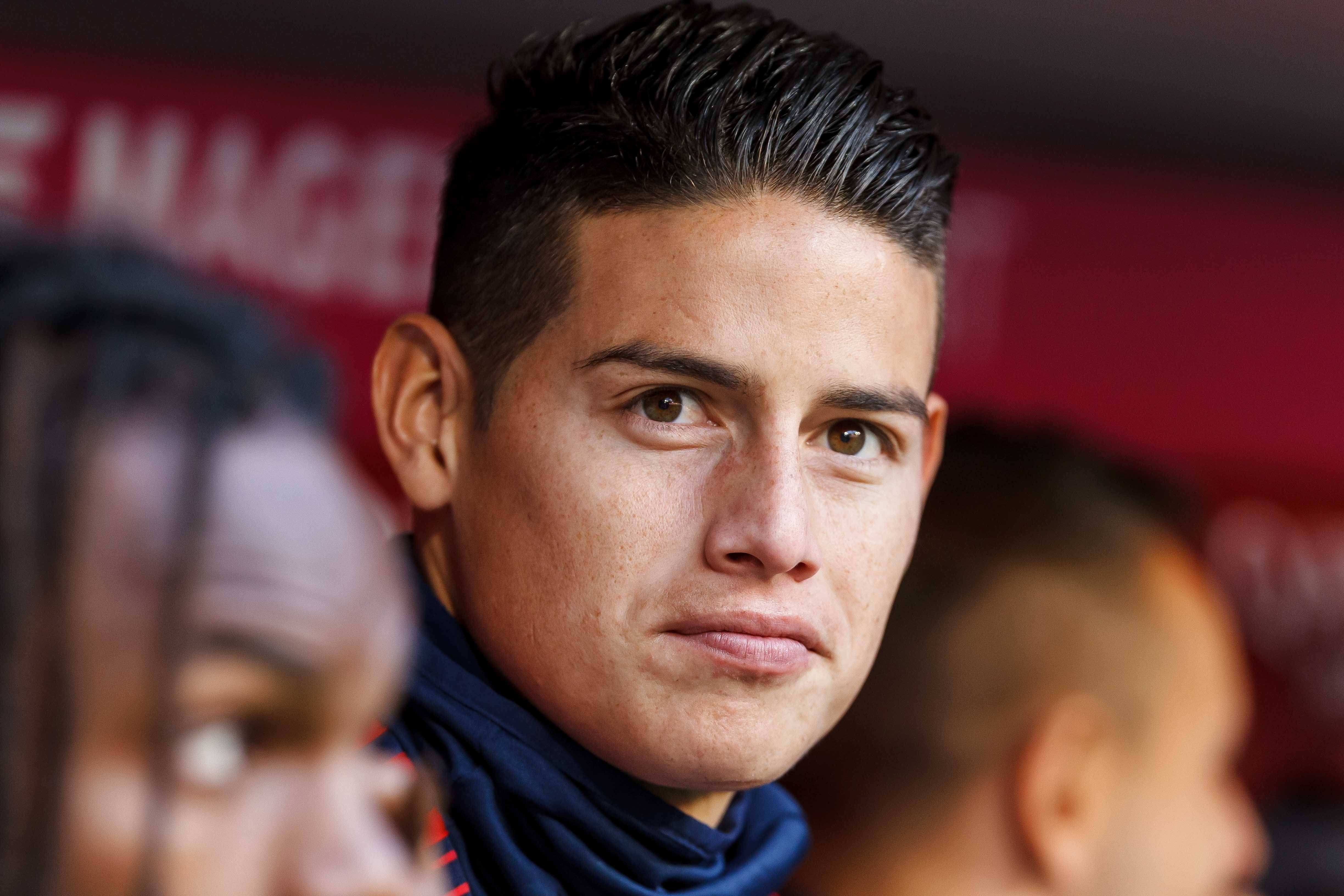 James Rodríguez, en el banquillo durante un partido.