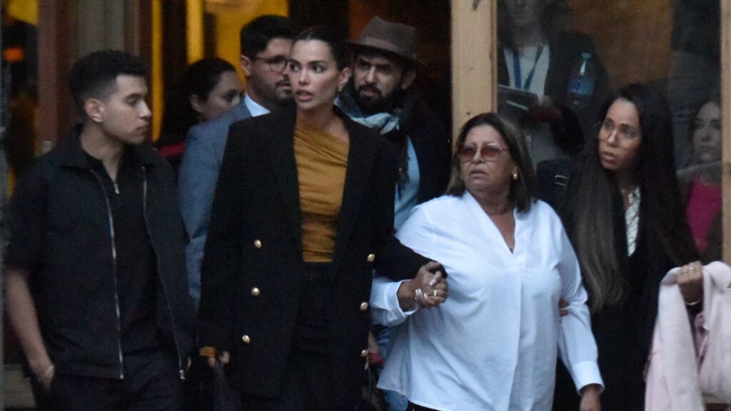 Joana Sanz saliendo con la madre de Dani Alves del juicio (Europa Press)