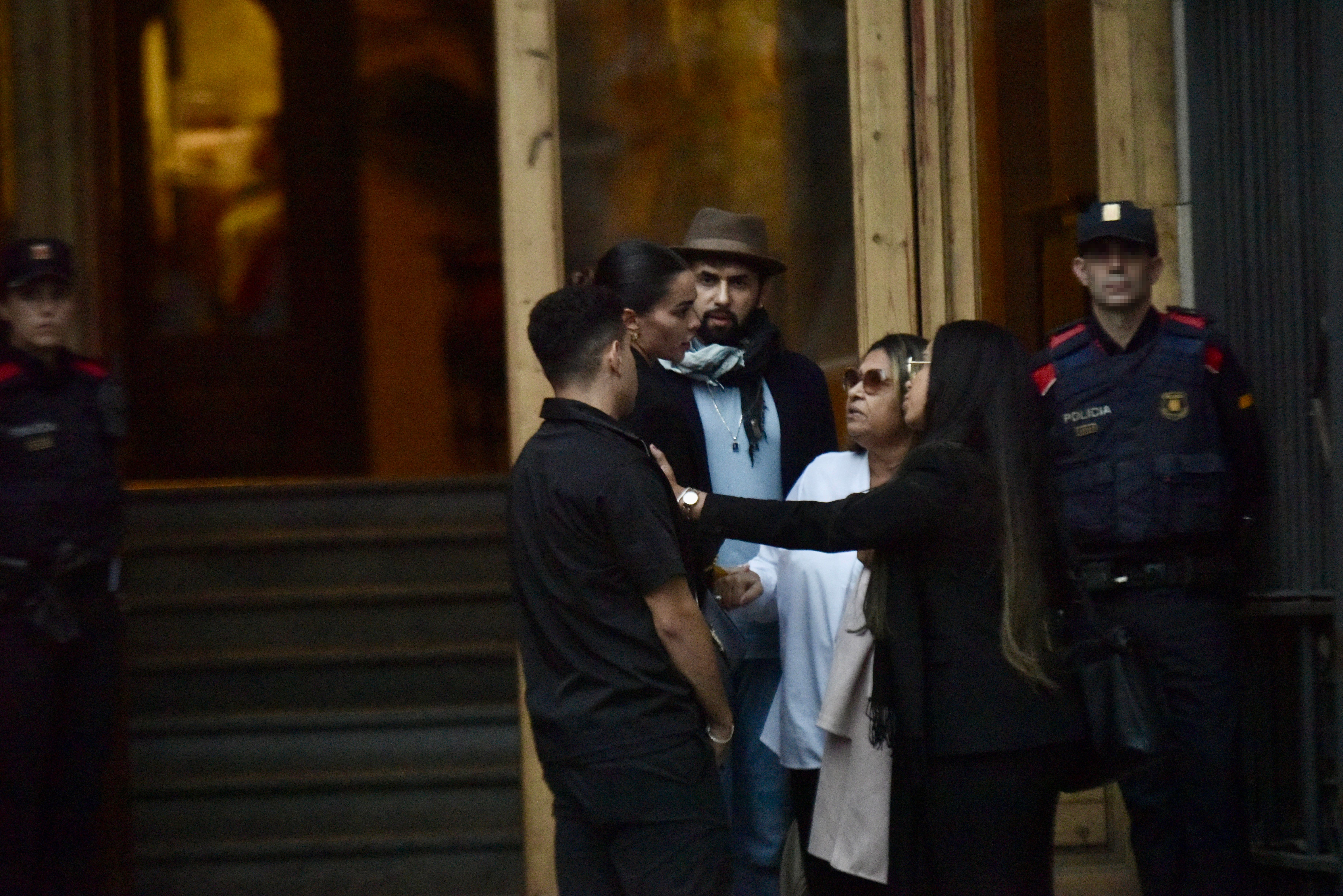  Joana Sanz saliendo del juzgado con la madre de Dani Alves (Europa Press)