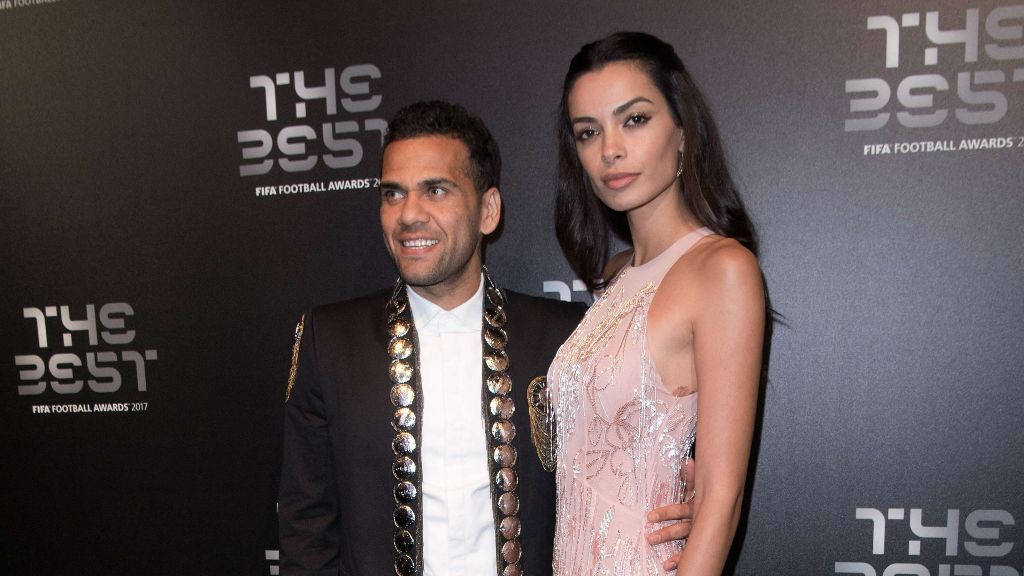  Joana Sanz y Dani Alves en un evento (Cordon Press)