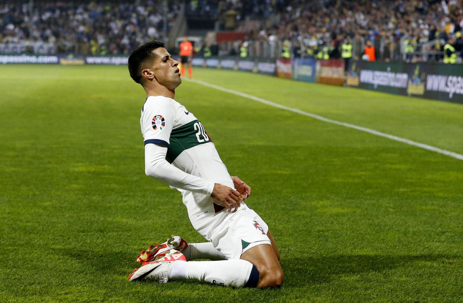 Joao Cancelo celebra su gol en el Bosnia-Portugal.