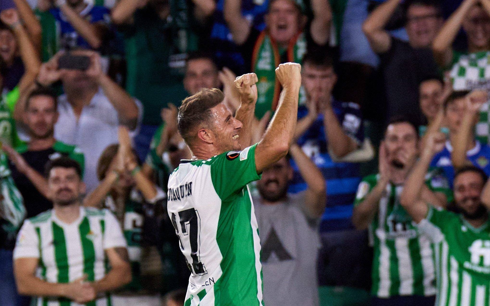  Joaquín celebrando con la afición del Betis.jpg