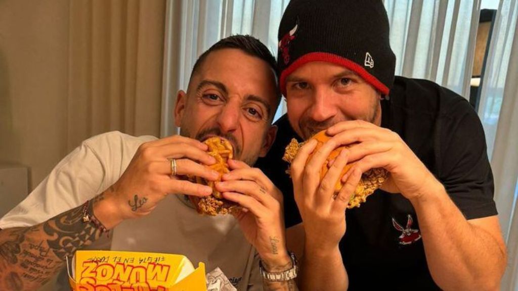 Joselu y Dabid Muñoz probando los 'Pollos Muñoz' (@dabizdiverxo)