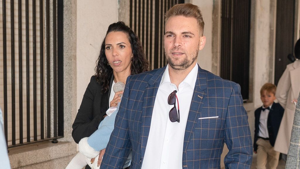 José María Almoguera y Paola Olmedo en el bautizo de su hijo (Europa Press)