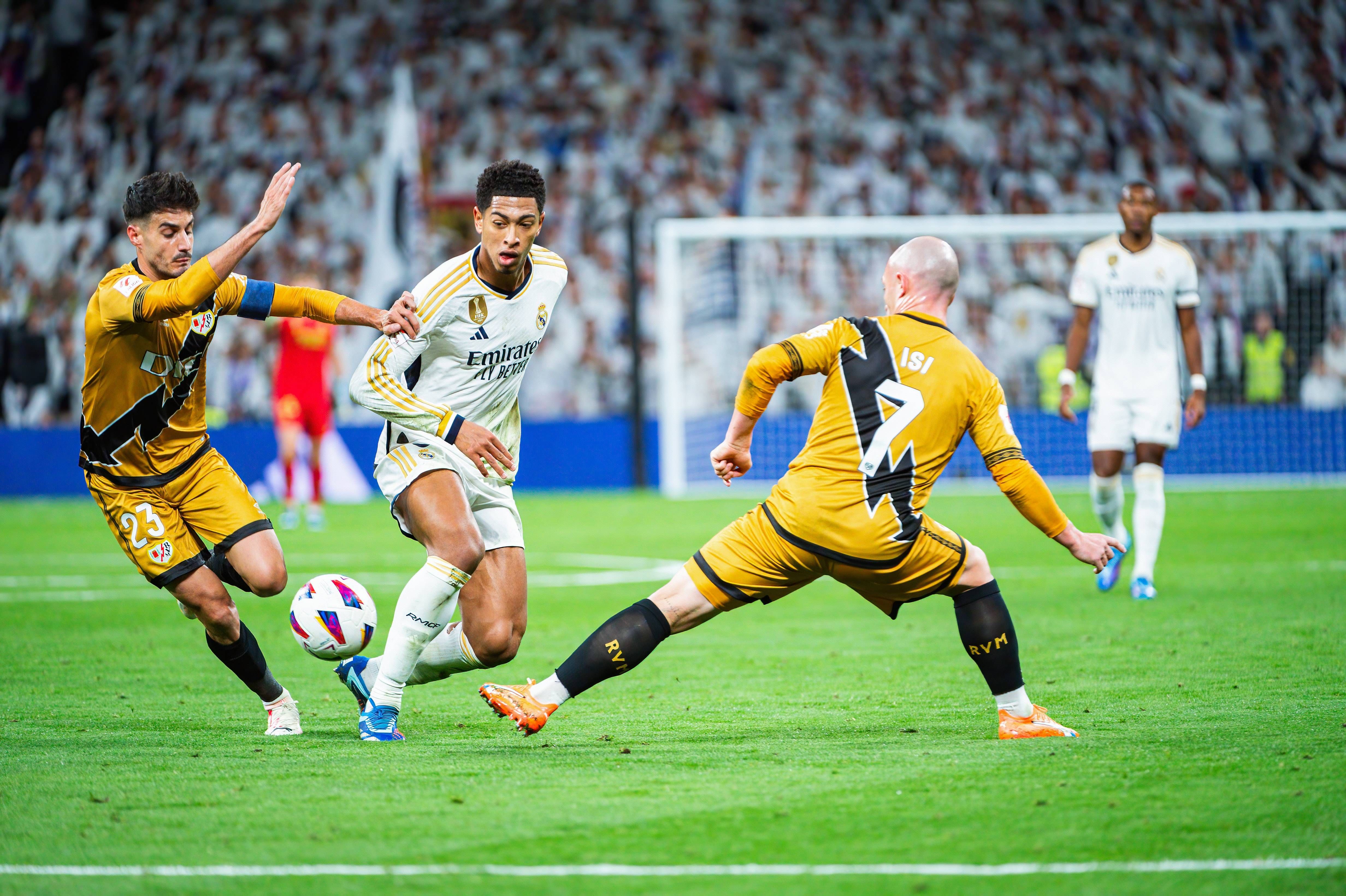 Jude Bellingham filtra un pase entre medias de Isi y Óscar (Cordon Press)