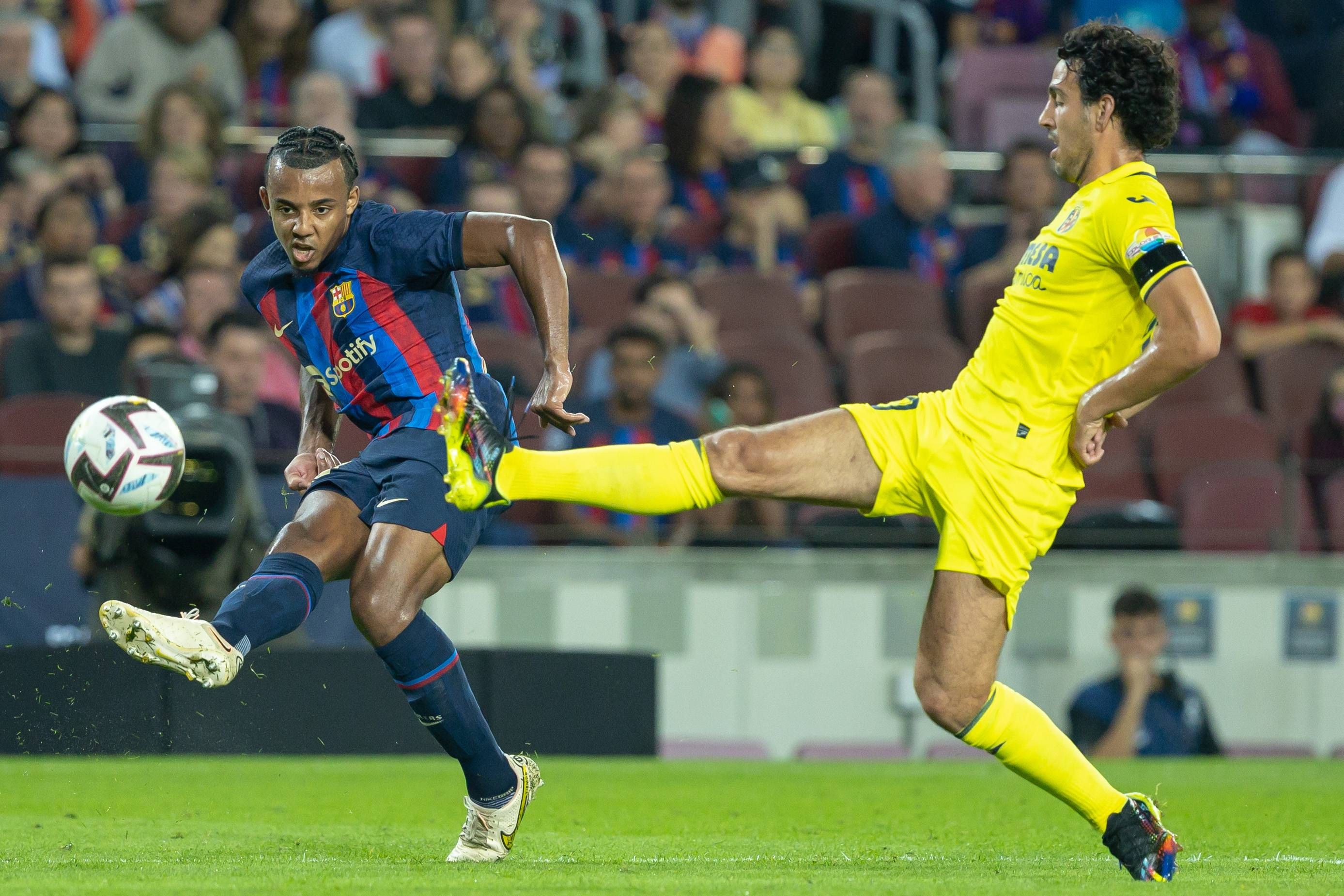  Jules Koundé y Dani Parejo, durante el Barcelona-Villarreal.