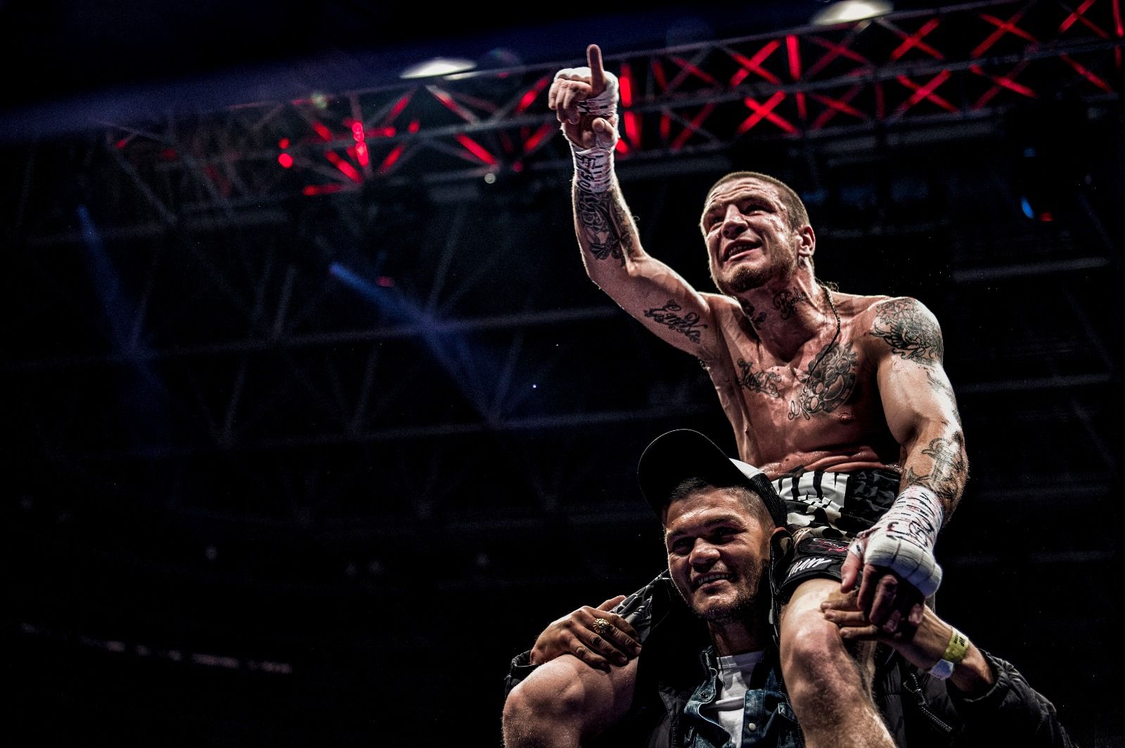 Kerman Lejarraga es subido a hombros tras conquistar el título europeo.