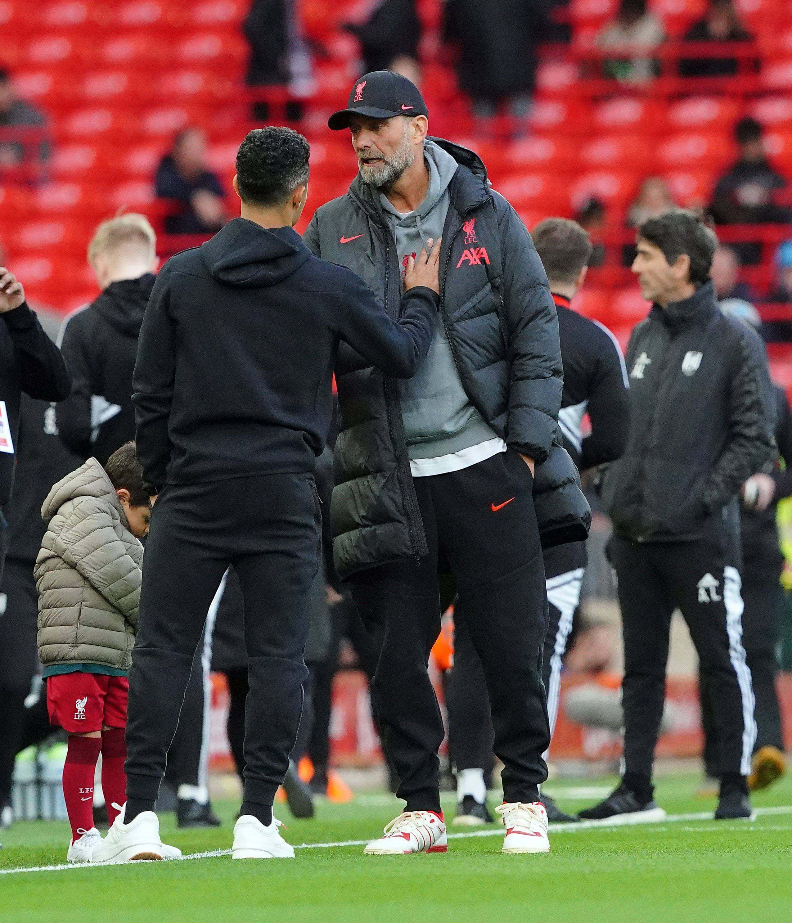  Klopp, Thiago y su hijo charlando en Anfield.