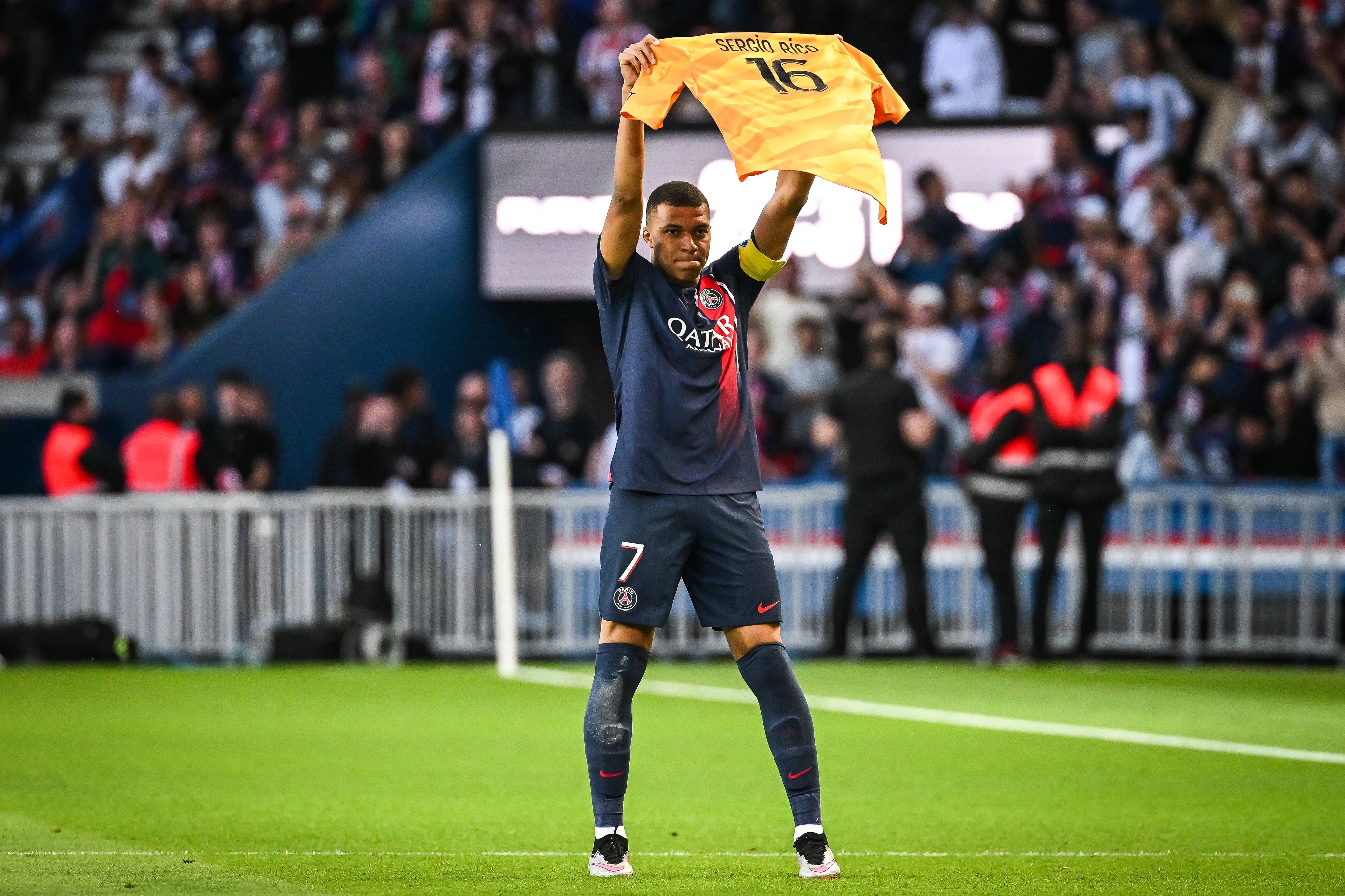 Kylian Mbappé dedica su gol a Sergio Rico.