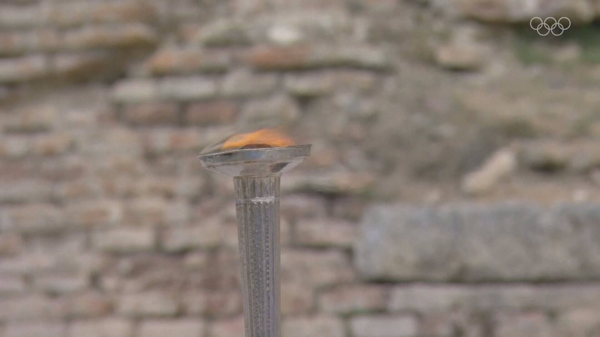 La antorcha encedida que iniciará su recorrido hacia París.