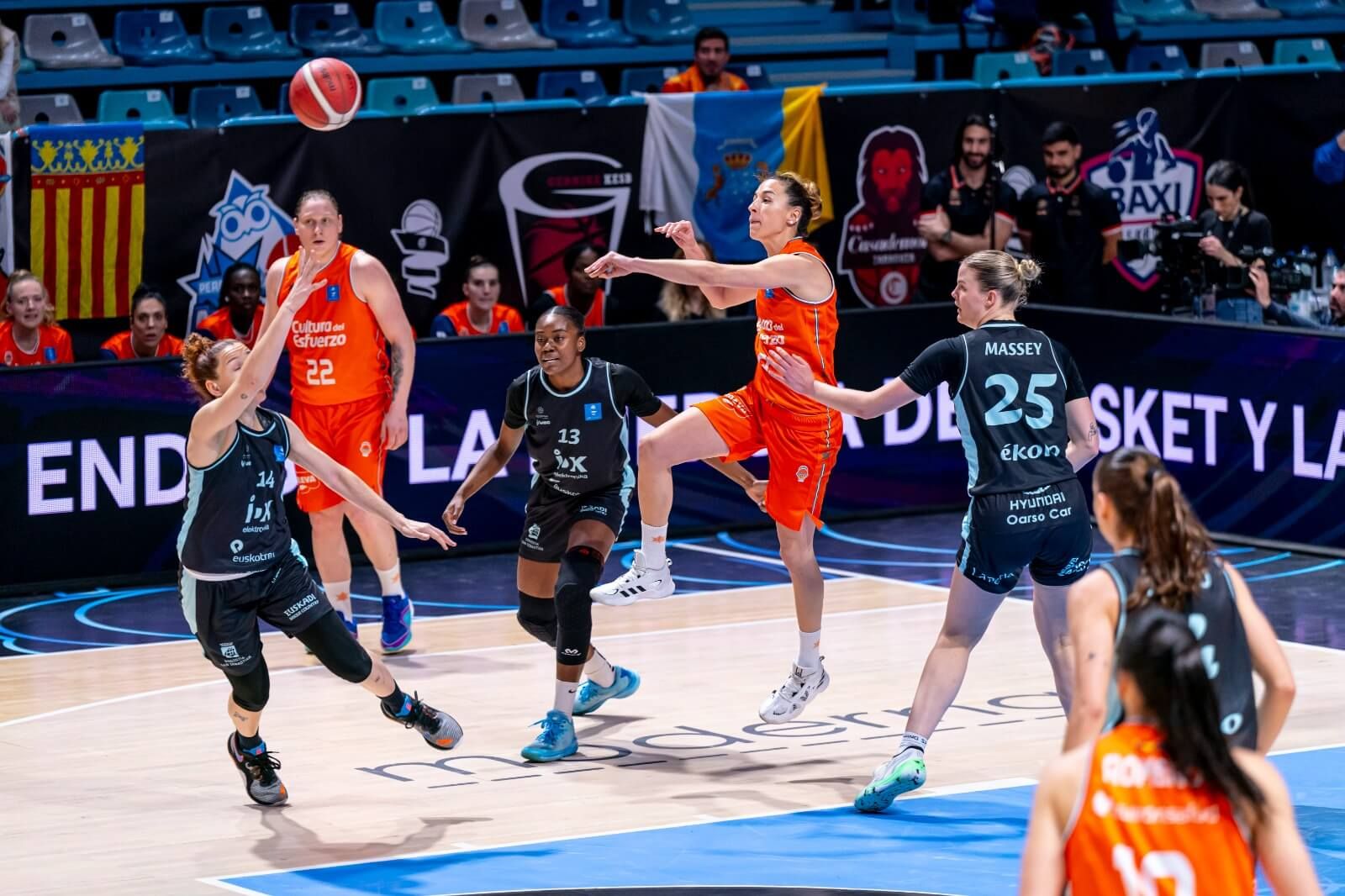 La defensa guía al Valencia Basket las semifinales de Copa de la Reina (63-55)