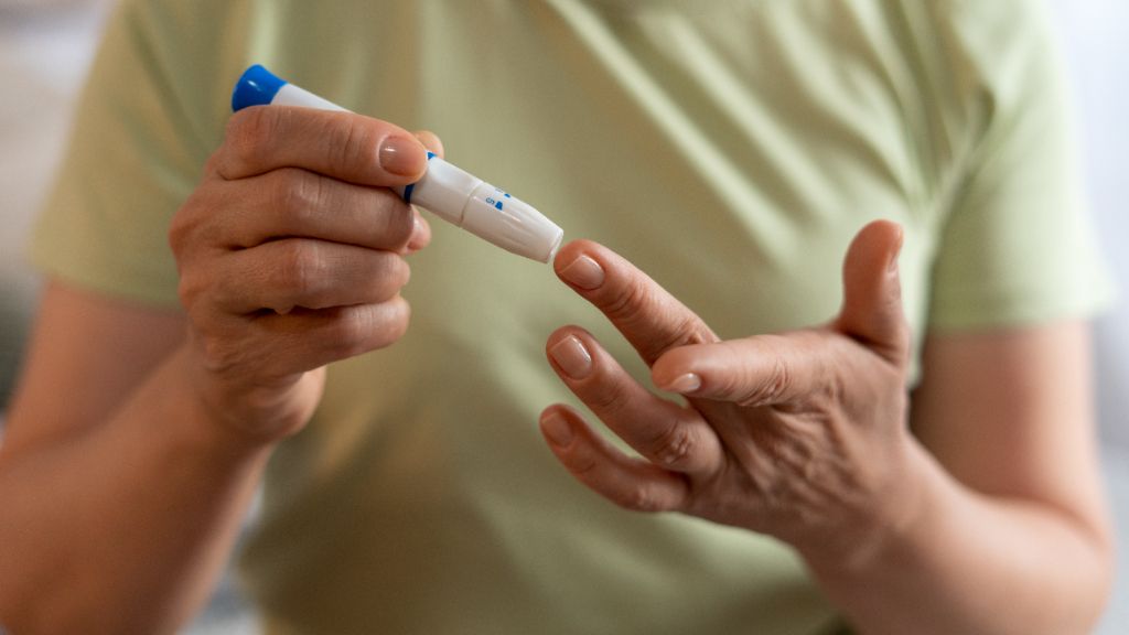  Persona midiéndose el nivel de insulina