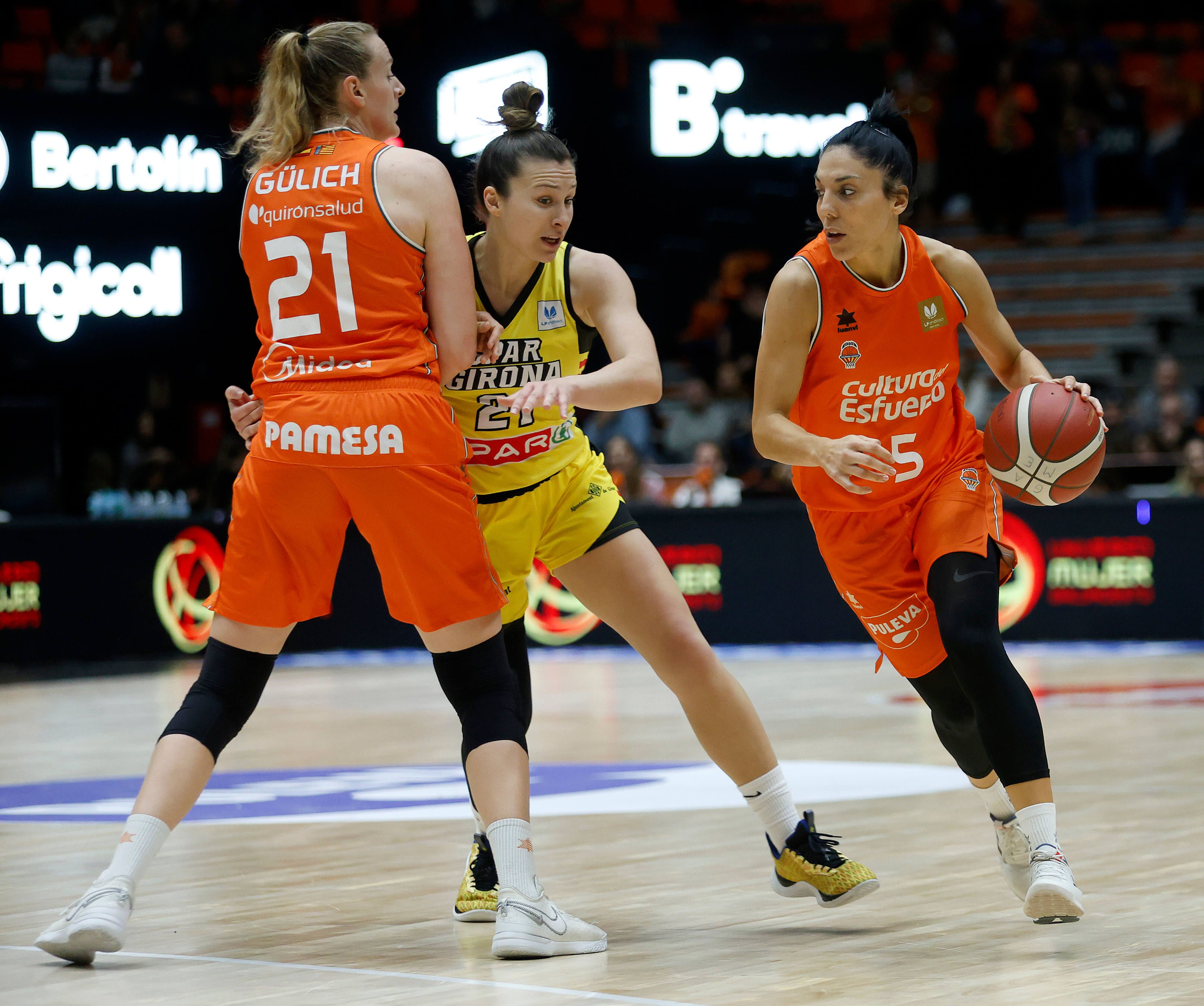 La Fonteta disfruta de una victoria de equipo del Valencia Basket ante Spar Girona (74-52)