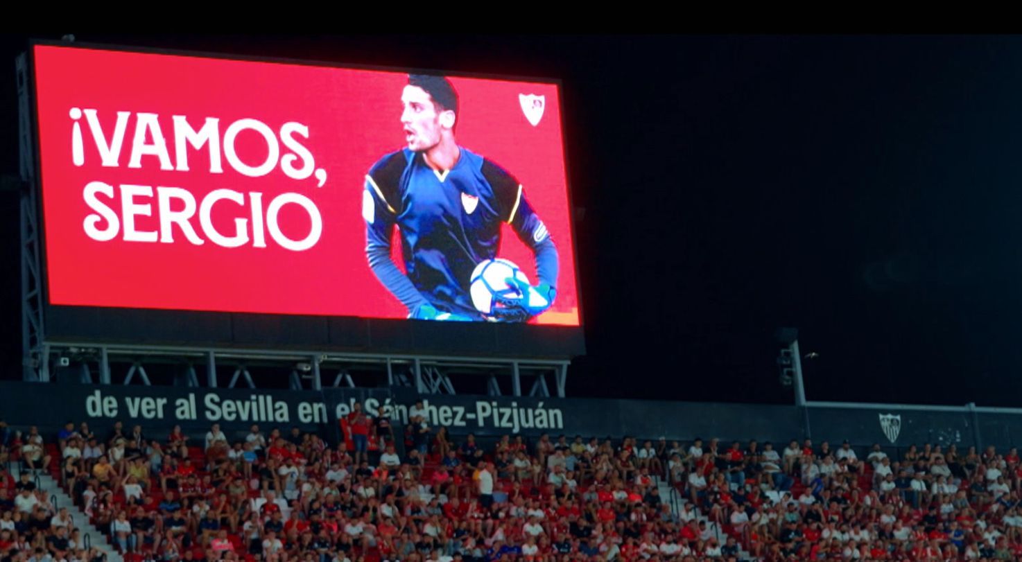 La imagen del homenaje del Ramón Sánchez-Pizjuán a Sergio Rico ('WAGS: Ellas también juegan')