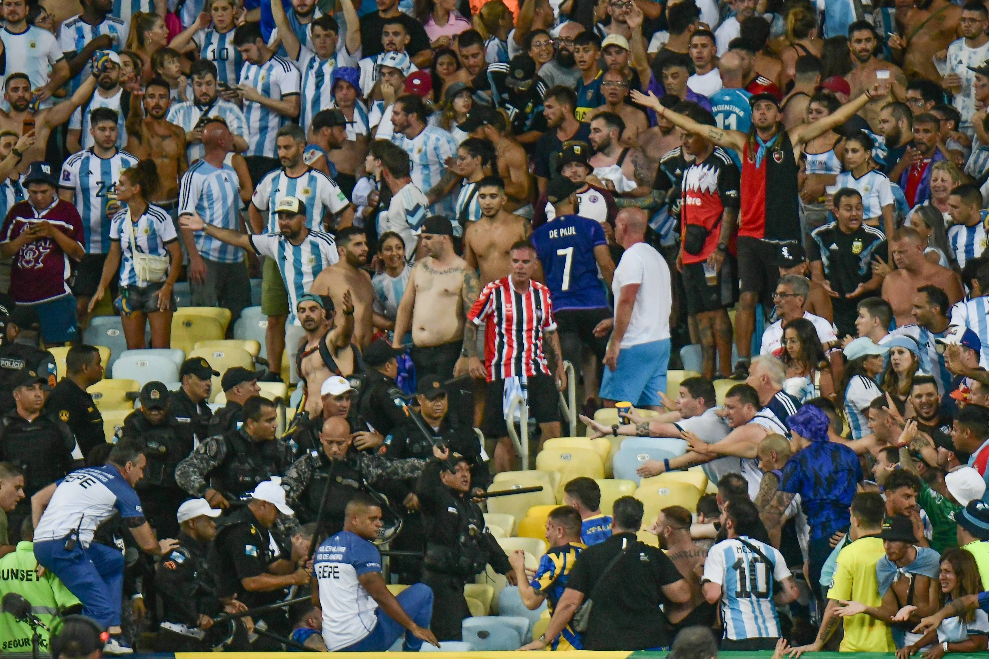  La policía brasileña cargando contra la afición argentina en Maracaná.