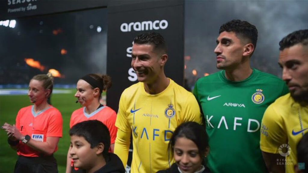 La reacción de Cristiano Ronaldo al ver el show de El Enterrador (@TheNassrZone)
