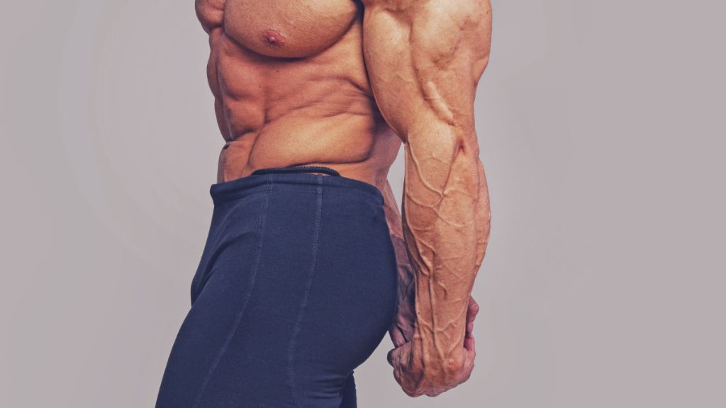 Hombre musculado con venas muy marcadas