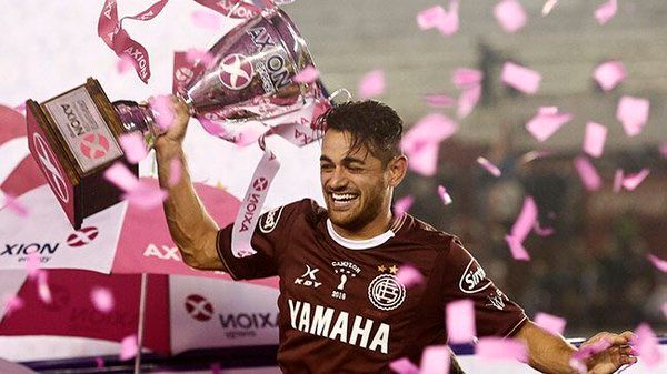  Lautaro Acosta, campeón con Atlético Lanús.jpg
