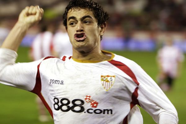  Lautaro Acosta durante su etapa en el Sevilla.