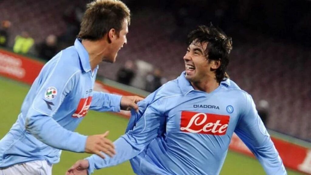  Lavezzi con Germán Denis celebrando un gol en el Nápoles.