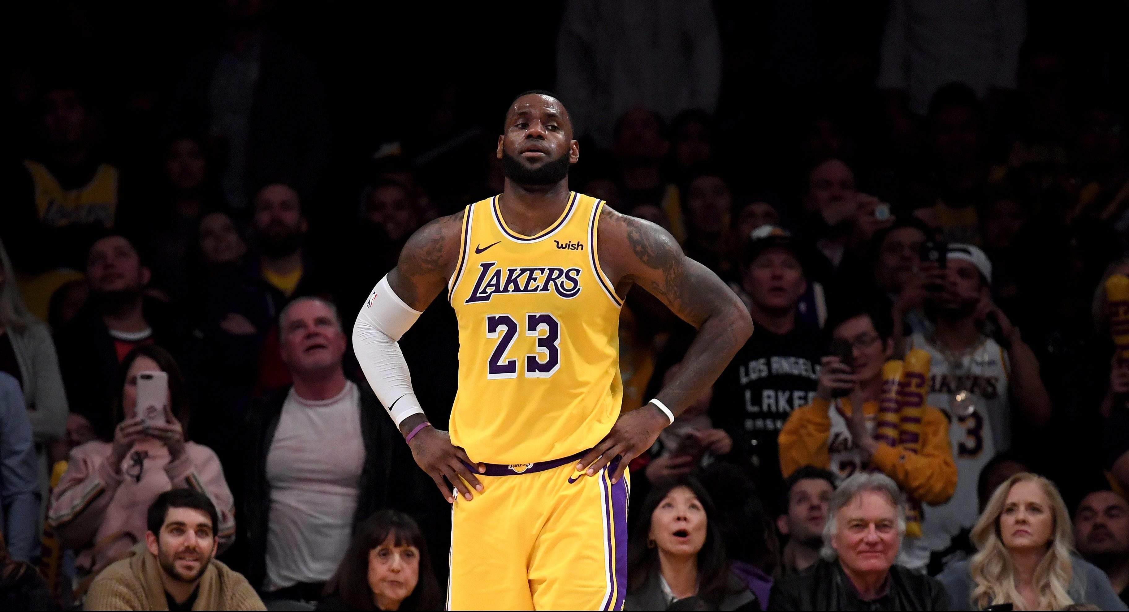  LeBron James se lamenta durante un partido de los Lakers ante los Phoenix Suns.