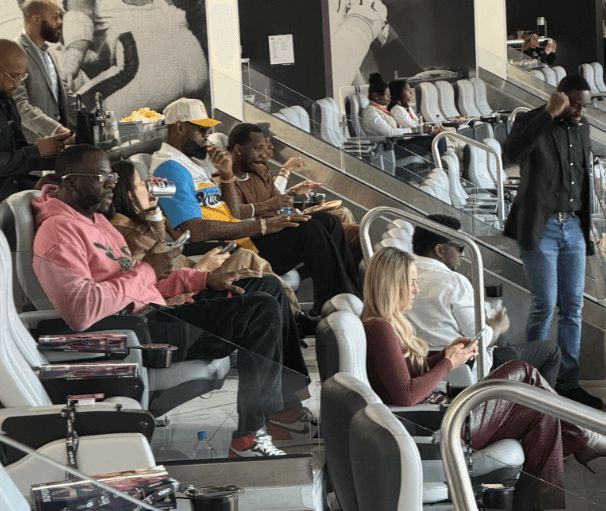  LeBron James, Draymond Green y Rich Paul en la Super Bowl 2024 (@BOOMbaca)