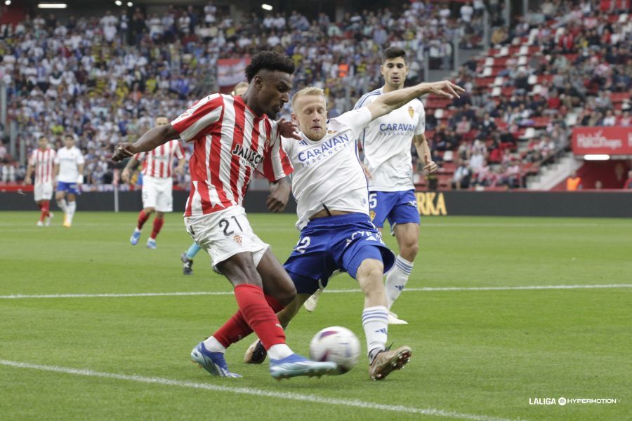  Lecoeuche, ante Hassan durante el Sporting - Zaragoza.