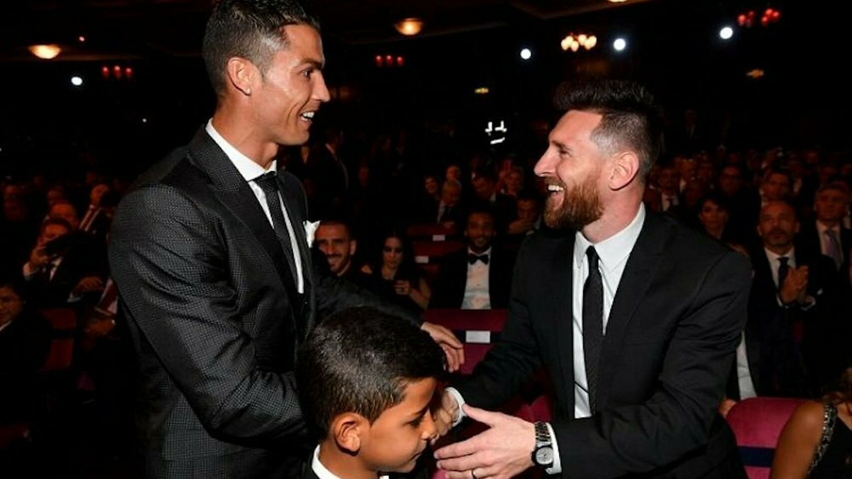  Leo Messi y Cristiano Ronaldo se saludan durante una gala.