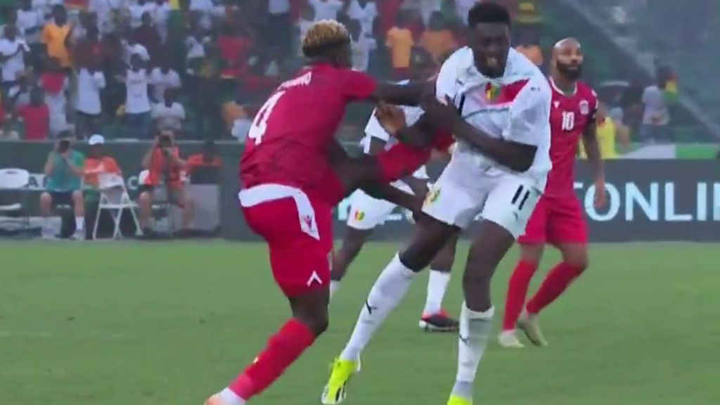 Lo de De Jong a Xabi Alonso es una caricia.