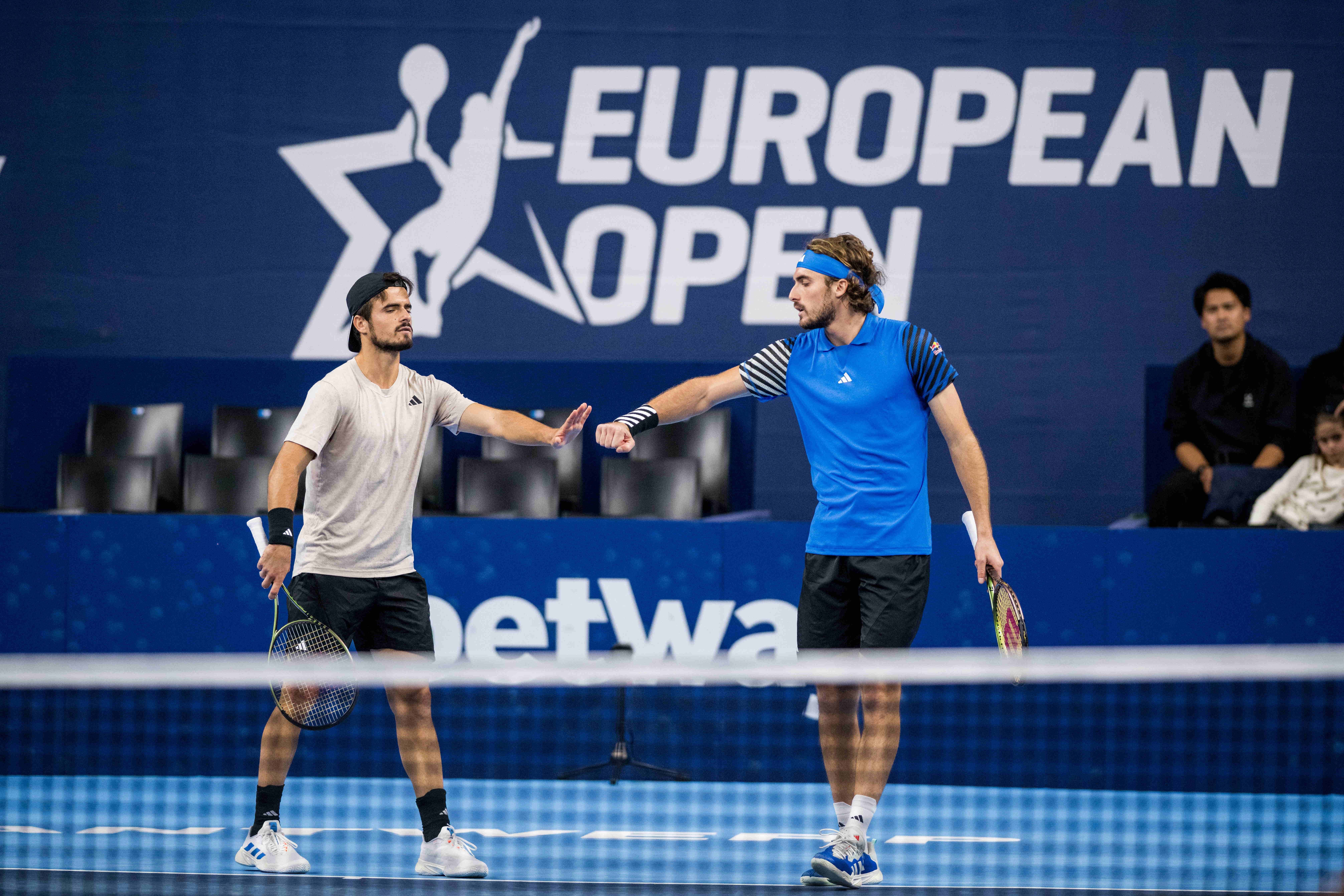  Los hermanos Tsitsipas en acción en el European Open (Cordon Press)