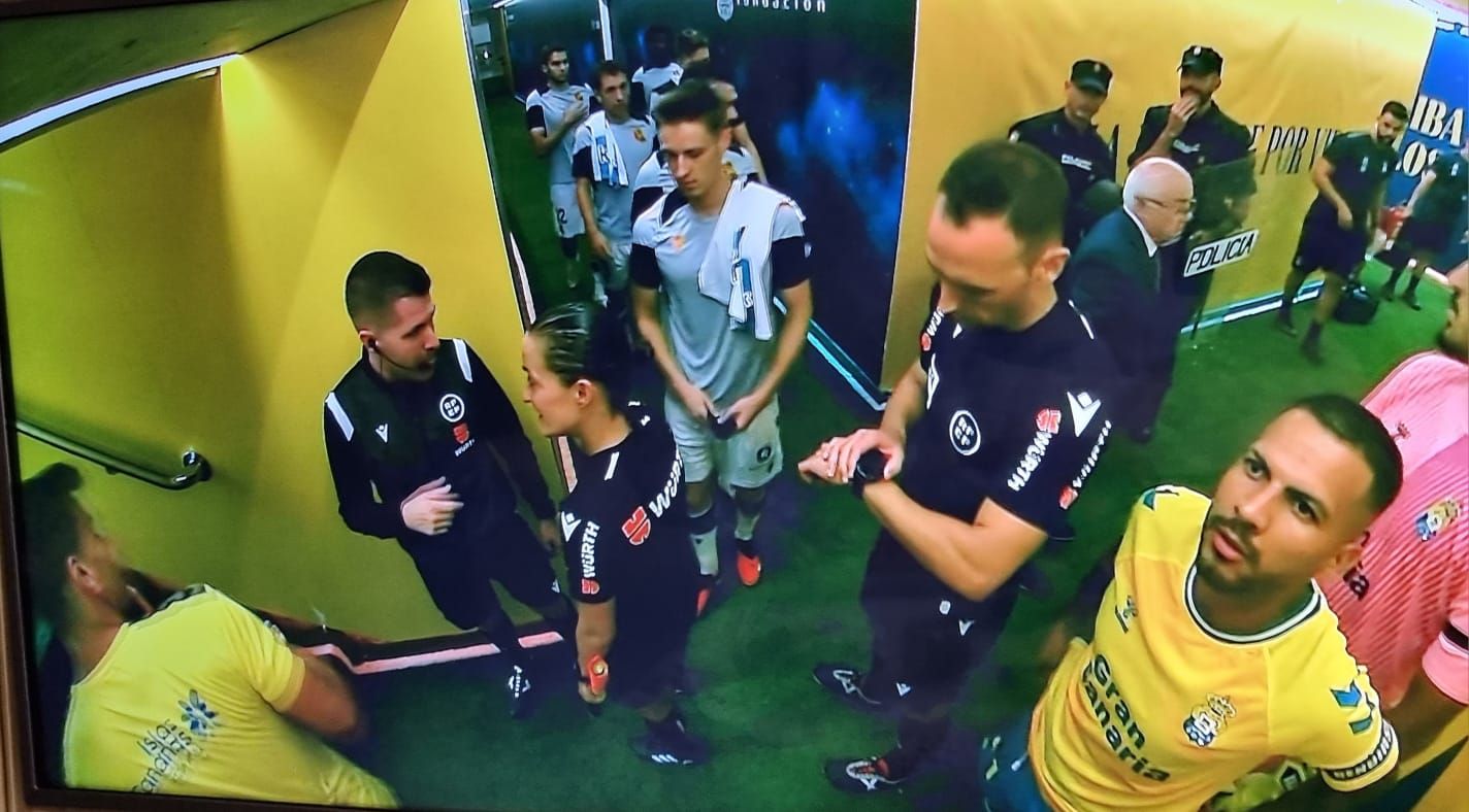 Los jugadores de Las Palmas y la Real Sociedad, a punto de salir al campo.