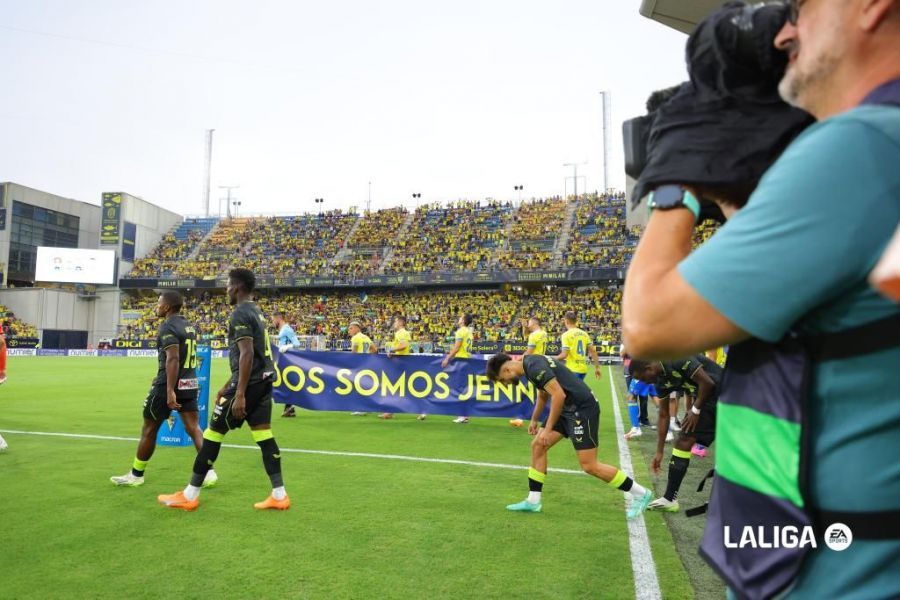 Los jugadores del Cádiz muestran su apoyo a Jenni Hermoso en una pancarta (Foto: LaLiga).