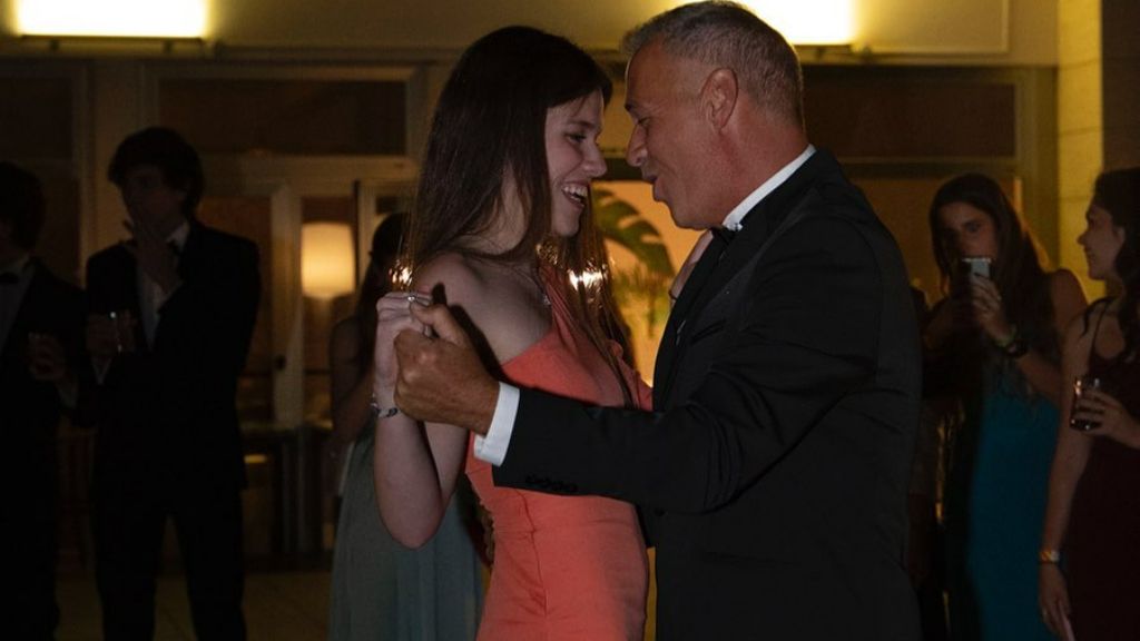  Luna bailando junto a su padre Carlos Lozano (@lunalozanoo)