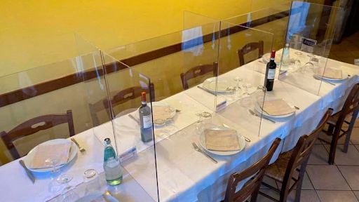 Mamparas colocada en una mesa de un restaurante como respuesta al coronavirus.