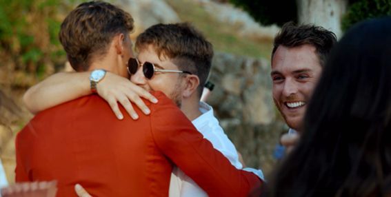 Marcos Llorente saludando a sus amigos durante la preboda ('WAGS: Ellas también juegan')