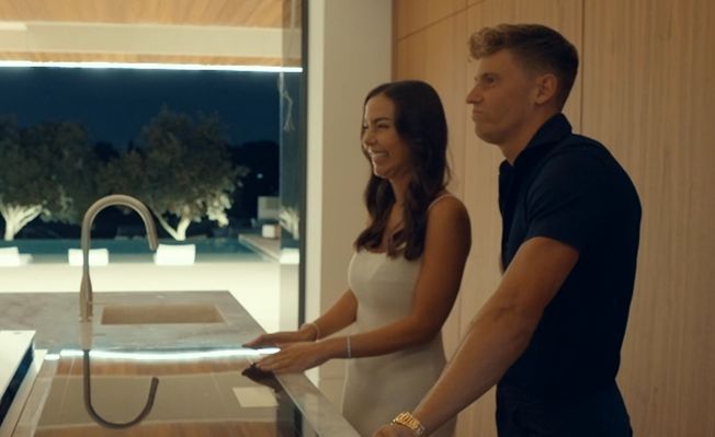 Marcos Llorente y Paddy descubren cada rincón de su nueva casa ('WAGS: Ellas también juegan')