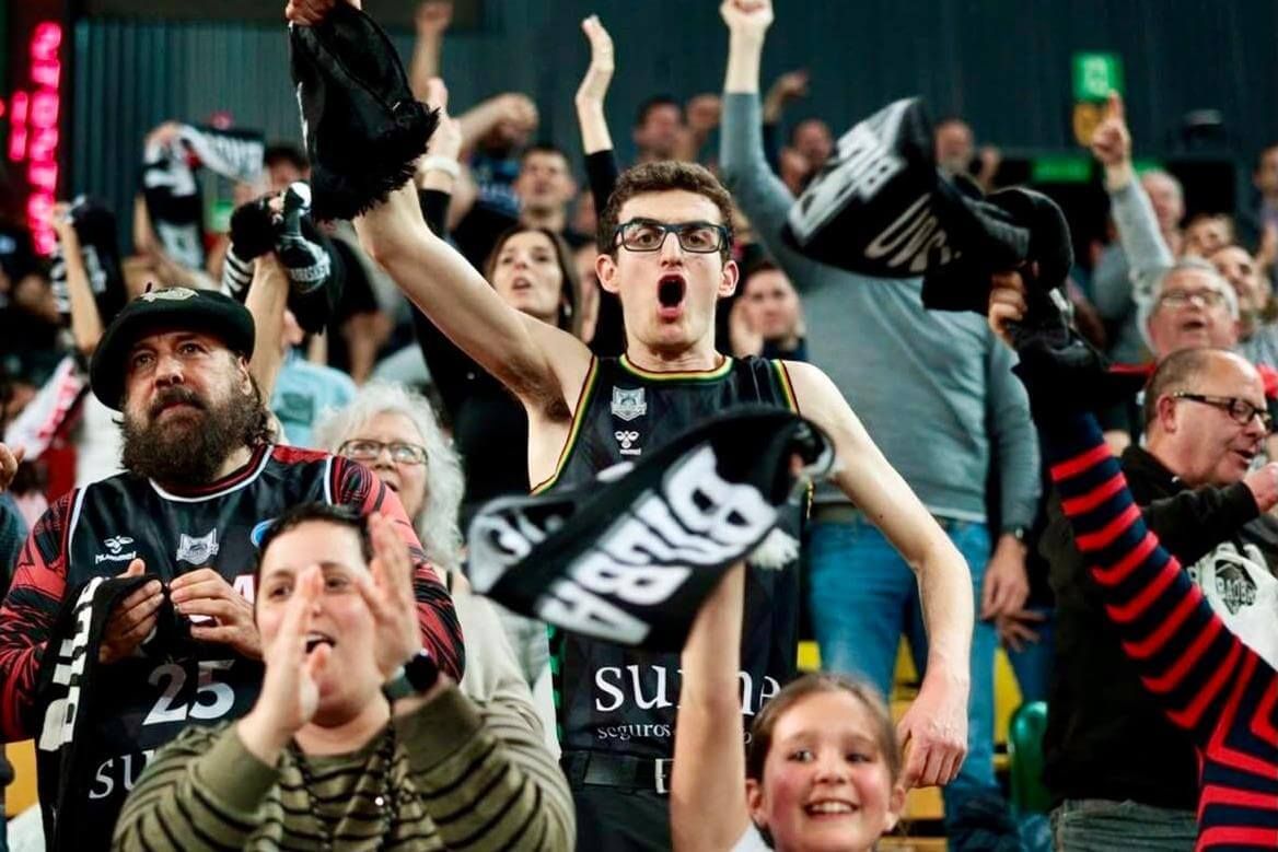  La Marea Negra de Miribilla celebra que el Surne Bilbao Basket jugará la final de la FIBA Europe Cup ante el PAOK Salónica griego.